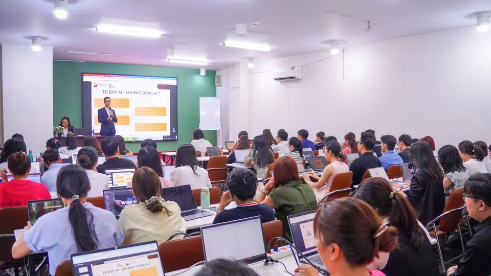Lớp đào tạo AI của CyberSoft tại iSMART — Giáo dục