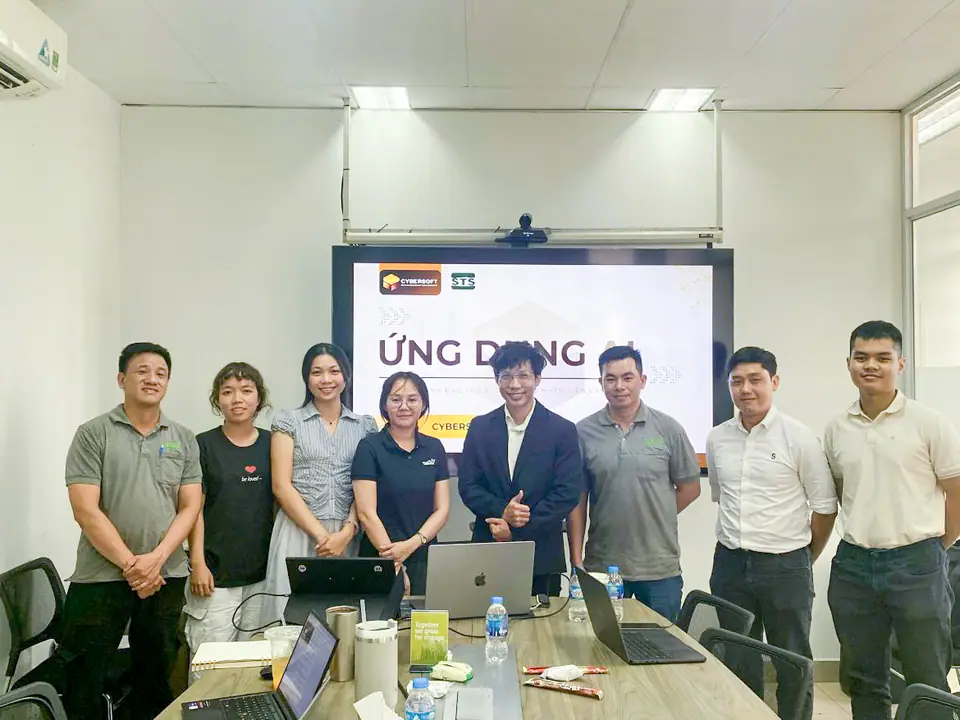 Lớp đào tạo AI của CyberSoft tại STS — Giải pháp sợi thông minh